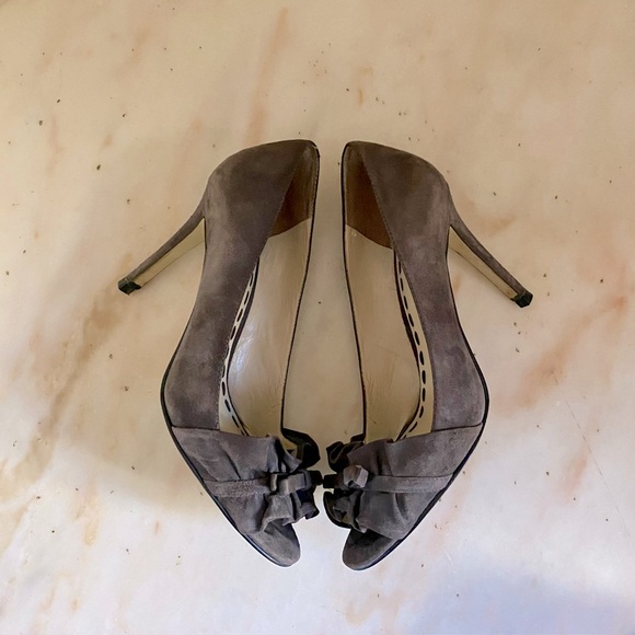 Enzo Angiolini Gray Suede Peep Toe 3.5 in. Heels Size 6.5 - Picture 2 of 8